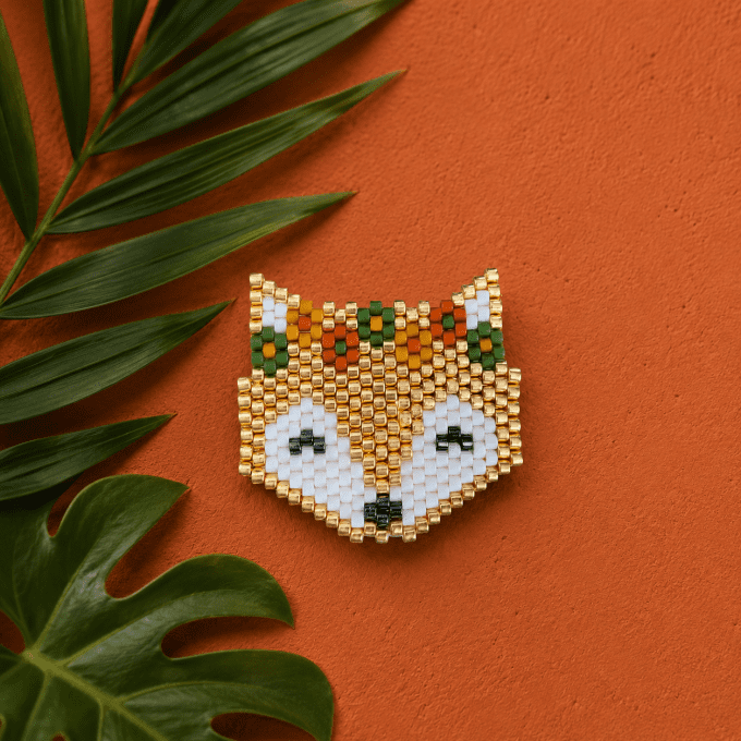 Renard avec couronne de fleurs