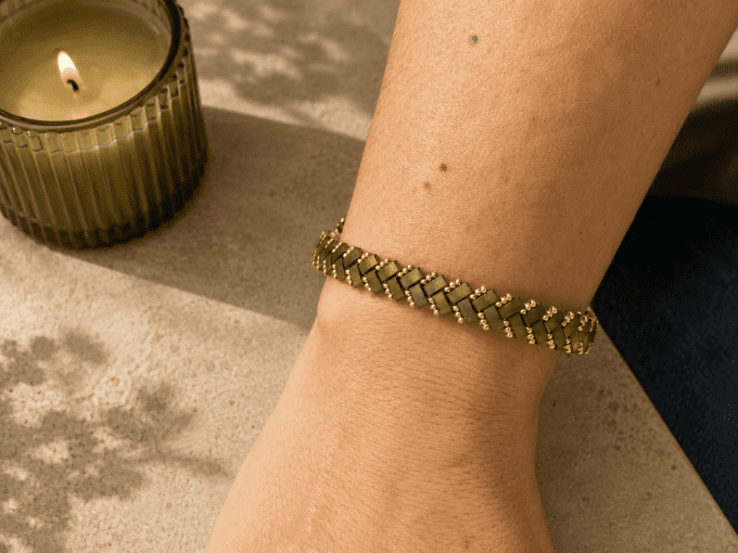 Bracelet chevron kaki irisé 